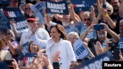 Foto Achiv: Vis Prezidan Etazini ak Kandida Prezidansyel Demokrat Kamala Harris salye foul la pandan yon miting politik nan Eau Claire, Wisconsin, 7 Out, 2024. 