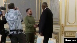 Ukraine, Kyiv, defense secretary Lloyd Austin with Ukrainian president Volodimir Zelensky (Foto: Reuters video grab)