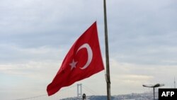 Türkiye’nin Tel Aviv Büyükelçiliği’nde “mili yas” için bayrak yarıya indirilince Büyükelçi Yardımcısı, İsrail Dışişleri Bakanlığı’na çağrılarak kınandı.