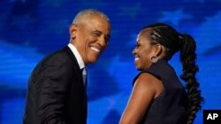 Ansyen Prezidan Barack Obama kwoke madanm ni, ansyen premye dam Michelle Obama nan Konvansyon Nasyonal Pati Demokrat la Madi 20 Out, 2024. 