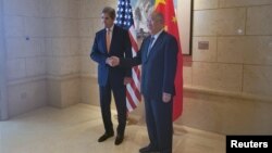 Đặc phái viên của Tổng thống Hoa Kỳ về Khí hậu John Kerry bắt tay người đồng cấp Trung Quốc Giải Chấn Hoa trước cuộc gặp ở Bắc Kinh, Trung Quốc, ngày 17 tháng 7 năm 2023.