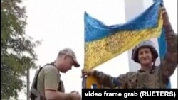 Binh sĩ Ukraine vui mừng khi tiến vào Lyman.