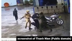 Hai viên cảnh sát đánh đập học sinh bị camera ghi lại ở Vĩnh Châu, Sóc Trăng, 25/9/2022. Hình minh hoạ.