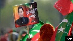 توشہ خانہ ریفرنس کی وجہ سے عمران خان کے سر پر بھی اُسی آئینی آرٹیکل کی تلوار لٹک رہی ہے جس کے تحت سابق وزیرِ اعظم نواز شریف عدالتی فیصلے کے نتیجے میں عمر بھر کے لیے پارلیمانی سیاست سے بے دخل ہوگئے تھے۔