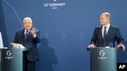 Tổng thống Palestine Mahmoud Abbas, trái, và Thủ tướng Đức Olaf Scholz, ở Berlin, ngày 16/8/2022.