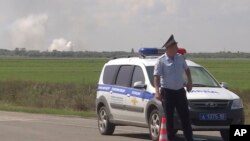 Polis, Mayskoye yakınında Rus ordusuna ait mühimmat deposunda meydana gelen patlama sonrasında depoya giden yolu kapadı.