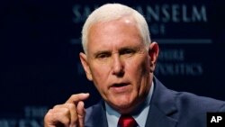 Ansyen Vis Prezidan Etazini Mike Pence pandan yon dejene politik nan Manchester, New Hampshire, 17 Out, 2022. 