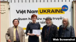 Xã hội dân sự Việt Nam bày tỏ ủng hộ Ukraine. Từ trái sang: TS Đinh Hoàng Thắng, bà Nataliya Zhynkina – Đại biện lâm thời Ukraine, Nhà nghiên cứu Nguyễn Khắc Mai, và GS Nguyễn Đình Cống. Photo Bovitvn.