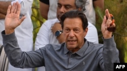 سابق وزیرِ اعظم کا کہنا تھا کہ جتنی دیر بھی اسلام آباد میں رہنا پڑے وہ رہیں گے، چاہے جان کی قربانی ہی کیوں نہ دینی پڑی۔ (فائل فوٹو)