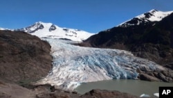 Băng trôi trên hồ Mendenhalltrước mặt sông băng Mendenhall vào ngày 30/5/2022, ở Juneau, Alaska. 