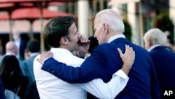 Tổng thống Pháp Emanuel Macron và Tổng thống Hoa Kỳ Joe Biden tại hội nghị G7. 