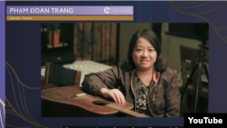 Chân dung nhà báo Phạm Đoan Trang tại lễ trao giải IWOC 2022. Photo YouTube State Department.