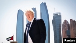 Thủ tướng Anh Boris Johnson tới một cuộc phỏng vấn với truyền thông tại khách sạn Emirates Palace trong chuyến thăm tới Các Tiểu vương quốc Ả Rập Thống nhất ở Abu Dhabi hôm 16/3, giữa bối cảnh cuộc xâm lược của Nga ở Ukraine.