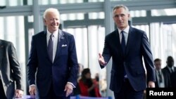 Tổng thống Mỹ Joe Biden và Tổng Thư ký NATO Jens Stoltenberg bước vào hội nghị thượng đỉnh của NATO ở Brussels, Bỉ, 24/3/2022.