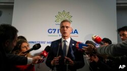 Tổng thư kí NATO Jens Stoltenberg (giữa) phát biểu với các phóng viên ở đảo Capri của Ý, ngày 18 tháng 4 năm 2024, nơi ông đang tham dự hội nghị các Bộ trưởng Ngoại giao G7.