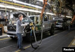 Michigan'da Ford kamyonet fabrikasında bir çalışan