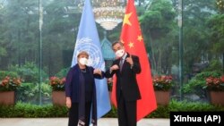 Cao uỷ Nhân quyền LHQ Michelle Bachelet gặp Bộ trưởng Ngoại giao Vương Nghị trong chuyến thăm Trung Quốc vào ngày 23/5/2022.