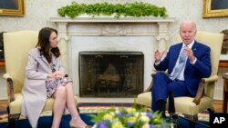 Tổng thống Joe Biden gặp Thủ tướng New Zealand Jacinda Ardern tại Phòng Bầu dục của Nhà Trắng, ở Washington, D.C., ngày 31 tháng 5 năm 2022.