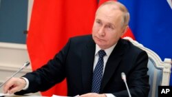 Tổng thống Vladimir Putin, trong một bài diễn văn đầu năm mới được thu hình từ trước, đả kích những người phản đối cuộc chiến mà Nga đang tiến hành ở Ukraine và kêu gọi người dân hi sinh nhiều hơn.