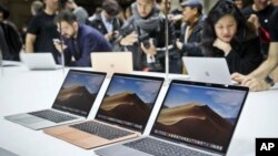 Máy tính MacBook Air tại một cửa hàng giới thiệu sản phẩm mới của Apple ở Brooklyn, New York. Theo Nikkei, tập đoàn Mỹ sẽ bắt đầu sản xuất MacBook ở Việt Nam vào năm tới. 