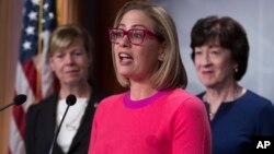 Thượng nghị sĩ Kyrsten Sinema, bang Arizona, tại điện Capitol ở Washington, 29/11/2022.