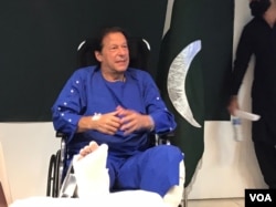 پي ٽي آئي جو سربراه ۽ اڳوڻو وزير اعظم عمران خان لاهور جي اسپتال مان تقرير ڪندي