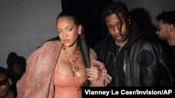 Foto Achiv: Rihanna, a goch, ak ASAP Rocky nan defile mod Off-White pou sezon Otonn/Ive 2022-2023 a nan Paris, 28 Fevriye 2022. 