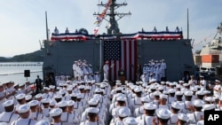 Vis Prezidan Etazini Kamala Harris pwononse yon diskou pandan yon vizit sou bato lage Ameriken USS Howard, ki akoste nan Baz Naval Yokosuka, o sid Tokyo, Mekredi 28 Sept. 20222.