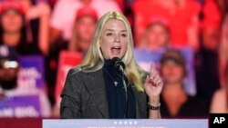 Foto Achiv: Ansyen Minis Jistis eta Florid Pam Bondi, pandan yon miting politik Donald Trump nan Kawolin di No, 2 Nov. 2024.