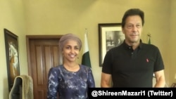 الہان عمر نے منگل کو سابق وزیرِ اعظم عمران خان سے اُن کی رہائش گاہ پر ملاقات کی۔ 