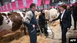 15 Kasım 2024 - Fransa Tarım, Gıda Egemenliği ve Ormancılık Bakanı Annie Genevard, Fransa'nın doğusundaki Besancon kentinde “Vache de salon” açılış gününe yaptığı ziyaret sırasında çiftçilerle konuşuyor. (Fotoğraf: SEBASTIEN BOZON / AFP)