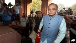 Bộ trưởng Tài chính Ấn Độ Arun Jaitley đến trụ sở quốc hội để trình bày ngân sách liên bang 2016-2017 tại New Delhi, ngày 29/2/2016. Bộ trưởng Tài chánh Arun Jaitley nói rằng những báo cáo như vậy là “một diễn tiến lành mạnh” và ông hứa sẽ hành động một cách nhanh chóng.