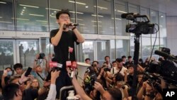 Nhà hoạt động dân chủ Hong Kong Joshua Wong và người biểu tình hôm 17/6/2019.