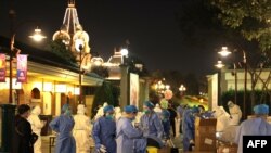 Xét nghiệm COVID-19 đối với khách đi thăm Disneyland tại Thượng Hải, ngày 31/10/2021.