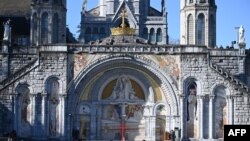 Les évêques et fidèles de l'église catholique se rassemblent lors d'une cérémonie au sanctuaire de Lourdes en direction des victimes de la pédocriminalité à Lourdes, dans le sud-ouest de la France, le 6 novembre 2021. (Photo AFP/ Valentin CHAPUIS)