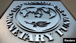 IMF, küresel ekonominin bu yıl biraz daha hızlı büyüyeceği, enflasyonun düşmeye devam edeceği tahmininde bulundu.