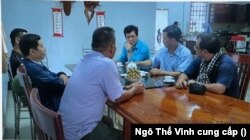 Nhóm Nghiên Cứu Đại Học Cần Thơ với công trình “Đánh giá Các Hệ thống Ngăn Mặn Vùng Ven Biên Châu Thổ Cửu Long & Dự án Thuỷ Lợi Sông Cái Lớn – Cái Bé (06/9/2018), từ phải theo ngược kim đồng hồ: TS Lê Anh Tuấn, TS Đặng Kiều Nhân, ThS Nguyễn Hữu Thiện, anh Kiệt một nông dân vùng dự án CLCB, TS Dương Văn Ni, TS Nguyễn Hồng Tín. (2)