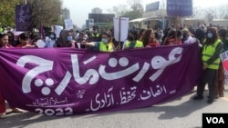 انسانی حقوق کی کارکن اور منتظمین میں شامل طاہرہ عبداللہ کا شرکا کی کم تعداد کے بارے میں کہنا تھا کہ گزشتہ دو برس میں مارچ میں حصہ لینے والی خواتین کو بے جا تنقید کا نشانہ بنایا جاتا رہا ہے جو شرکت میں کمی کی ایک وجہ ضرور ہے۔ 