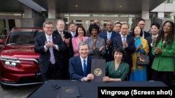 Thống đốc North Carolina, Roy Cooper, và Phó Chủ tịch Vingroup kiêm CEO toàn cầu của VinFast Lê Thị Thu Thủy ký bản ghi nhớ xây dựng nhà máy sản xuất ô tô, của đơn vị thuộc tập đoàn Vingroup, tại Raleigh hôm 29/3.