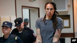 Cầu thủ bóng rổ Brittney Griner được áp giải ra tòa ở Moscow hôm 4/8/2022.