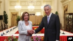 Chủ tịch Hạ viện Hoa Kỳ Nancy Pelosi (trái) bắt tay Thủ tướng Singapore Lý Hiển Long tại Dinh Tổng thống ở Singapore vào ngày 1/8/2022.