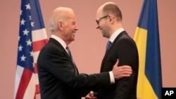 Phó Tổng thống Hoa Kỳ Joe Biden và Thủ tướng Ukraine Arseniy Yatsenyuk trong cuộc họp ở Kiev, Ukraine, 22/4/14