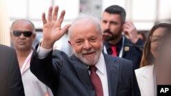 Prezidan-eli Brezil la Luiz Inacio Lula da Silva salye moun nan moman li rive nan rankont o some sou chanjman klimatik la, COP27 kap dewoule nan Sharm el-Sheikh, Ejipt, 16 Nov. 2022. 