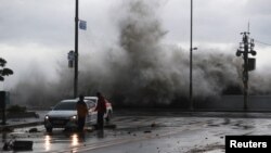 Yon gwo vag ke yon Typhoon Hinnamnor koze nan Busan, Kore di Sid, 6 Sept. 2022. 