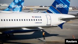 Một nhân viên nạp nhiên liệu cho máy bay hãng hàng không JetBlue trên đường băng của Sân bay Quốc tế John F. Kennedy, New York, ngày 11 tháng 12 năm 2013.