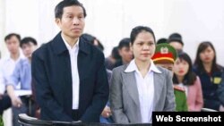 Blogger Anh Ba Sàm Nguyễn Hữu Vinh và bà Nguyễn Thị Minh Thuý trong phiên xử hôm 23/3. Ảnh chụp từ trang web Vietnamnet.