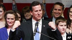 Ứng cử viên Rick Santorum nói chuyện với các ủng hộ viên