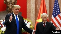 Tổng bí thư-Chủ tịch nước Việt Nam Nguyễn Phú Trọng và Tổng thống Mỹ Donald Trump tại Hà Nội hôm 27/2. Theo các chuyên gia, ông Trọng sẽ không tới thăm Mỹ trong năm nay vì lý do sức khỏe.