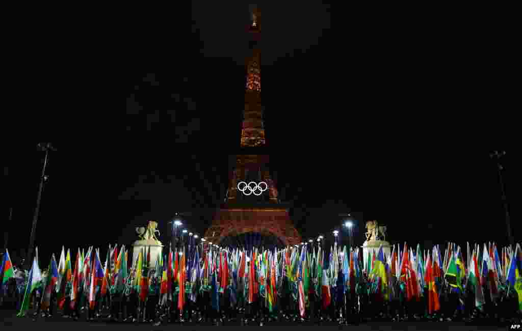 Cờ các đoàn tham gia Olympic Paris 2024 tại lễ khai mạc (ảnh: Stephanie Lecocq / POOL / AFP)