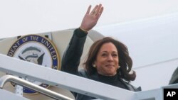 Vis Prezidan Etazini Kamala Harris monte nan avyon ofisyel li, Air Force 2, pou'l al Japon ak Kore di Sid. Li dekole depi baz aviyasyon Ameriken Joint Base Andrews, nan eta Maryland, Dimanch 25 Sept. 2022. 